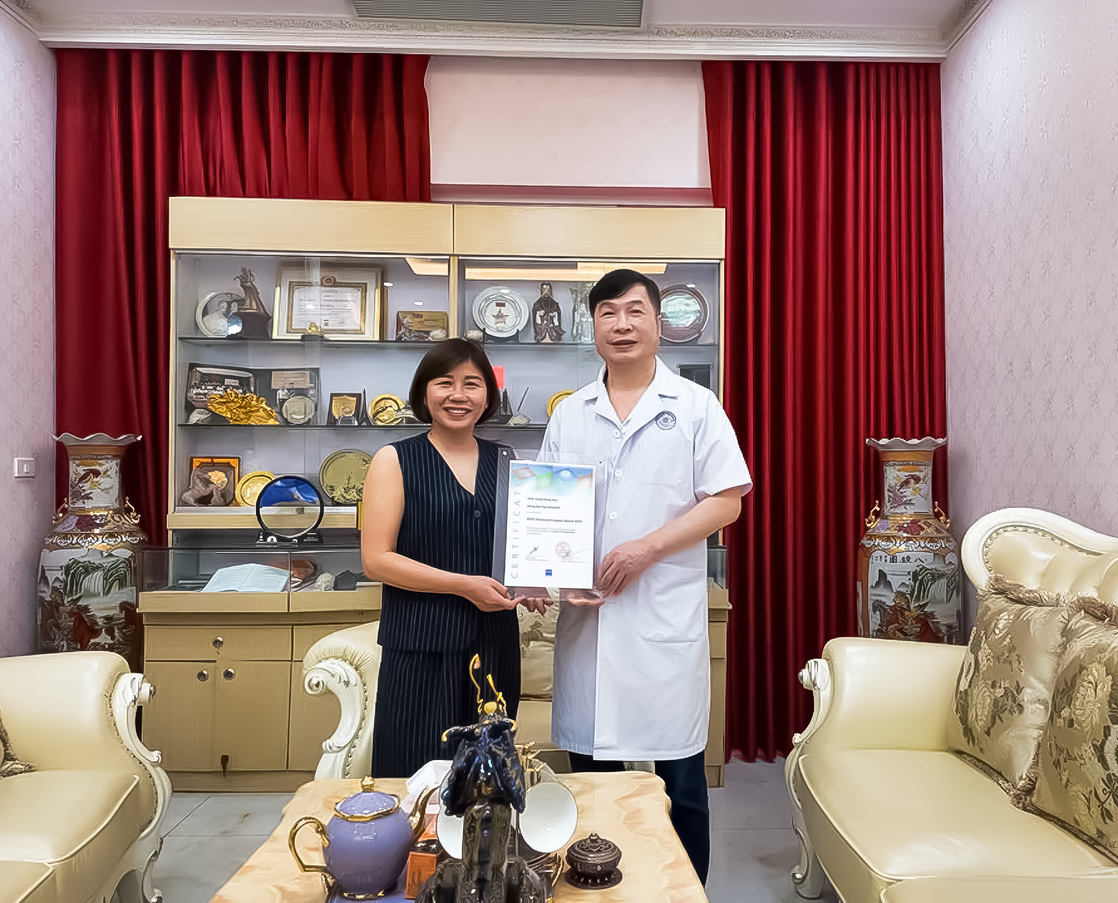  Giáo Sư danh dự Hoa Kỳ PGS.TS.BSCC Cung Hồng Sơn vinh dự nhận giải thưởng tiên phong ứng dụng công nghệ ZEISS AT ELANA 841P tại Đông Nam Á